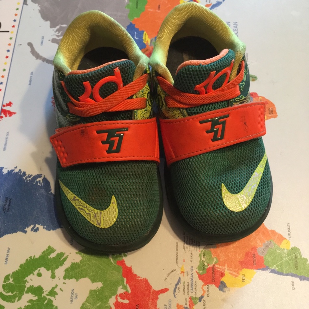 Nike weatherman size 6 toddler shoe